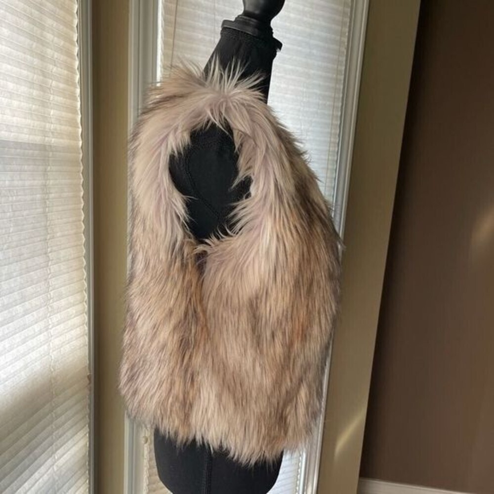BB Dakota Faux Furry Vest NWT - Picture 3 of 3